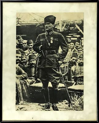 Mustafa Kemal Atatürk Asker Üniformasında Kılıçlı ve Madalyalı