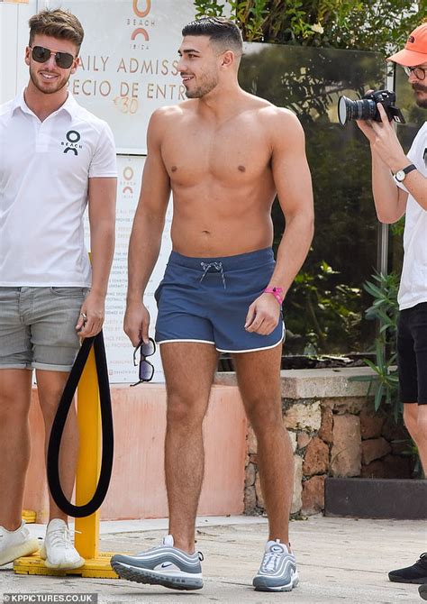 Tommy fury enters the love island villa. Tommy Fury displays his toned physique as he enjoys O ...