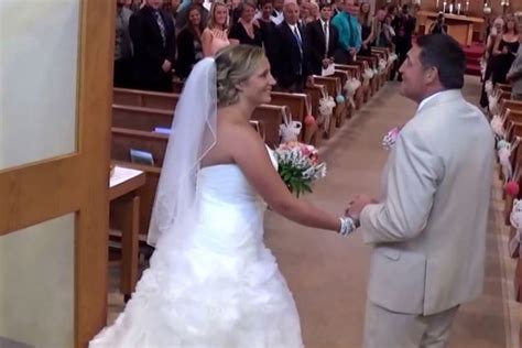 father sings to his daughter as he walks her down the aisle [video]