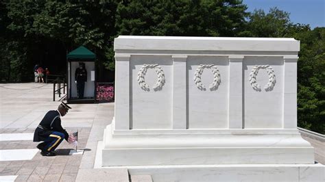 Tomb Of The Unknown Soldier Allows Public To Lay Flowers Nbc New York