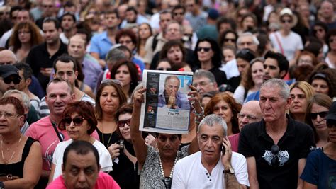 Death of musical icon brings Israel to standstill