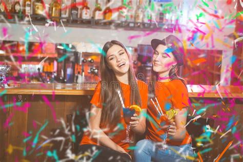 deux lesbiennes de jeunes filles à une partie dans le club image stock image du vacances