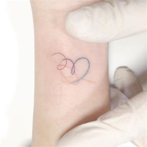 Girls go for a love tattoo at the back of their hands to bring their pretty look. Pin on Tattoo ideas