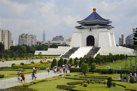 As you walk along the memorial square, do not ignore the gardens on both sides, they are equally beautiful. Chiang Kai-shek Memorial Hall (2) | Taipei | Pictures ...