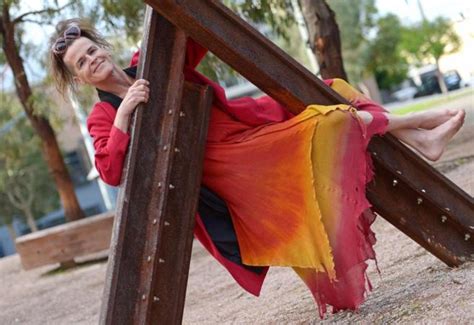 Riding and maintaining the bubble bike, to create fleeting swirls of globular rainbows. Abanderado/a del tercer sexo | Internacional | EL MUNDO
