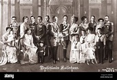 Eine sehr beliebte Postkarte zeigt die kaiserliche Familie mit allen ...