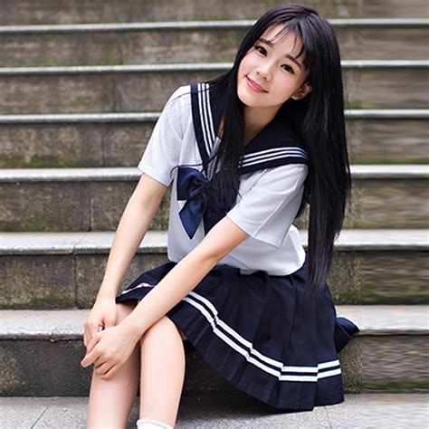 Japanilainen tyttö univormussa Alaston tytöt ja heidän pussies