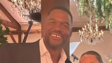 Gmas Michael Strahan Holds Girlfriend Kayla Quick Close As Pair Show Off Glam Looks For Robin