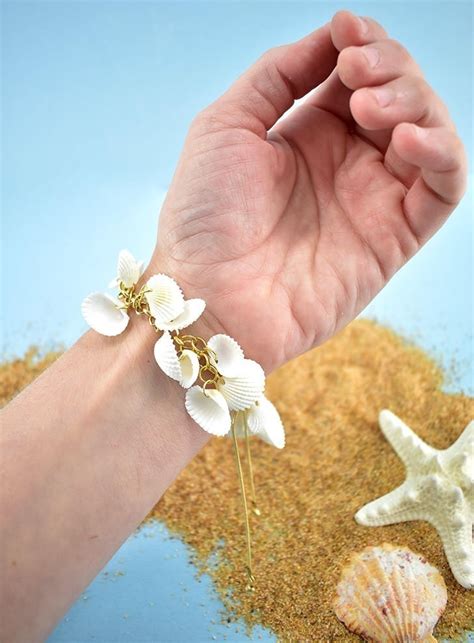 Love Collecting Seashells This Diy Seashell Bracelet Is Such A Fun