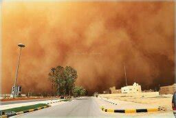 وتشكل الرمال المحمولة في الرياح سحابة فوق سطح الأرض، ولا ترتفع معظم الرمال إلى أعلى من 50 سم، ولكن بعض حبات الرمل تصعد إلى ارتفاع مترين. #صورة العاصفة الرملية على محافظة #رفحاء قبل قليل .. #غبار ...