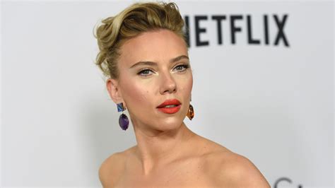 Scarlett Johansson Is Wearing Red Lipstick And Colorful Stone Earrings