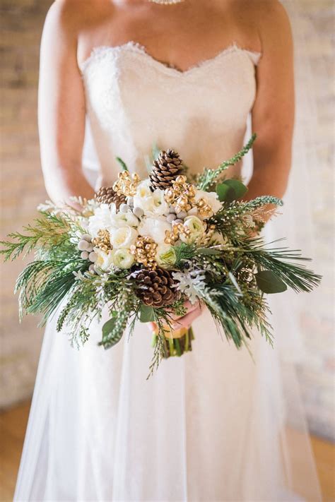 30 Chic Winter Wedding Bouquets For 20212022 Rosesandrings