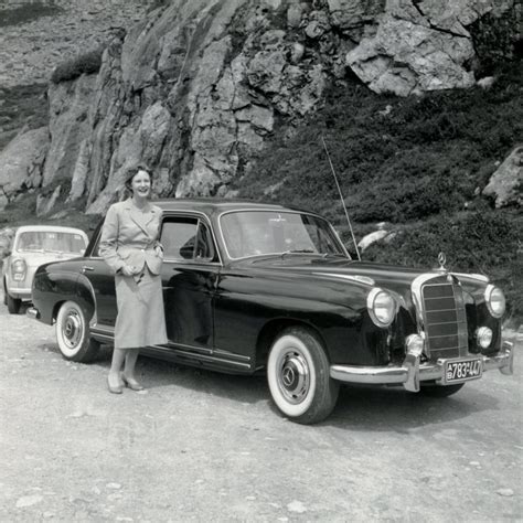 33 Vintage Photos Of Women Posing With Their Mercedes Benz Automobiles
