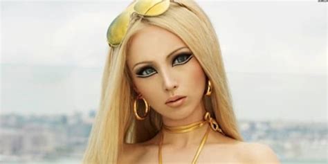 Photos Valeria Lukyanova La Barbie Humaine Pose Pour V Magazine