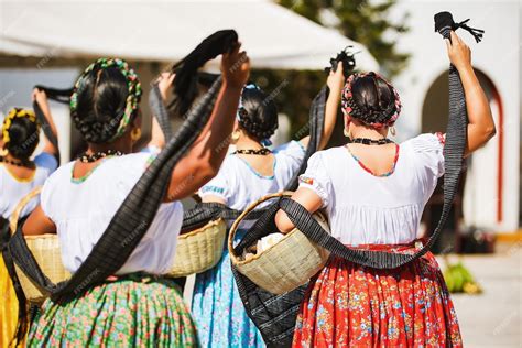 Premium Photo Oaxacan Woman Dancing Traditional Dance For The Guelaguetza