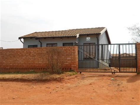 Bank repossessed houses throughout south africa listed on this page. Standard Bank Repossessed 2 Bedroom House For Sale In Roodekop