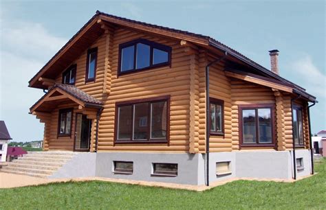 Rondins de bois , maison en fuste de bois. Maison résidentiel en gros rondins avec joli jardin d ...