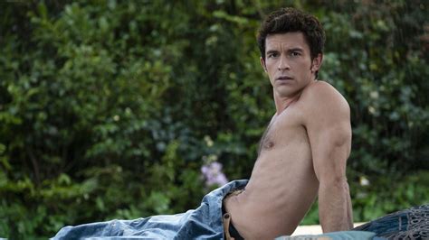 fellow travelers les premières images de la série gay avec jonathan bailey et matt bomer