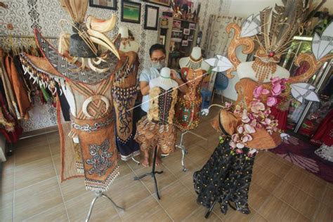 Baju Adat Kepulauan Seribu, bisnis penyewaan baju adat etnik dayak kalteng terdampak pandemi antara foto