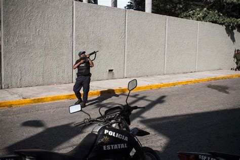 In Depth Photos Of Mexicos Cartel Violence Go Beyond The Bodies Wired
