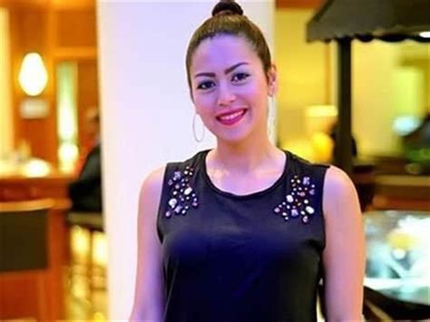 كشفت الفنانة لقاء الخميسي عن صدمة زوجها حارس مرمي الزمالك السابق محمد عبد المنصف في ليلة الدخلة، قائلة كنت لابسة بيجامة بابا عشان تبقي حاجة من ريحته معانا. لقاء الخميسي تنشر صورة رومانسية مع زوجها | مصراوى