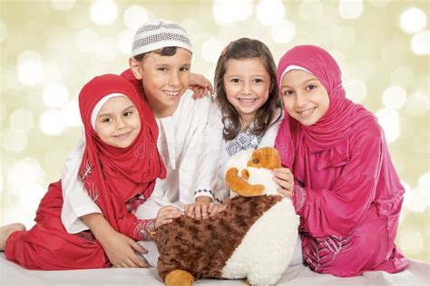 Les Petits Enfants Musulmans Heureux Jouant Avec Des Moutons Jouent