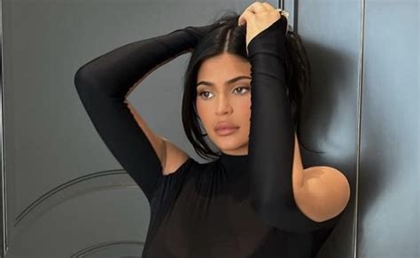 Daily Star On Twitter Kylie Jenner Exposes Famous Curves As She Wows