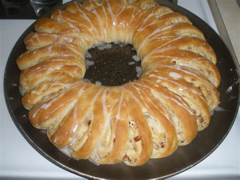 It is easy to make, requires few ingredients, and looks beautiful when finished. Delighting in my Days: Christmas Wreath Bread!