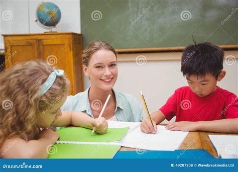 alumno de ayuda del profesor bonito en sala de clase foto de archivo imagen de cuaderno