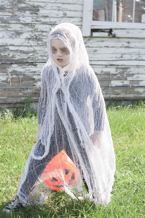 Easy Diy Scary Ghost Costume Bit And Bauble