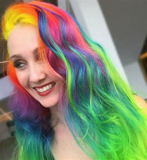 Разноцветное окрашивание волос всеми цветами в стиле Drip Hair Dye