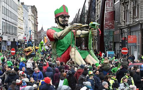 Patrick's day parade dates back to 1858, hundreds of thousands of spectators lined up to see the floats, dancers, and marching bands close to lake michigan. St Patrick's Day parade 2018 - Belfast Live