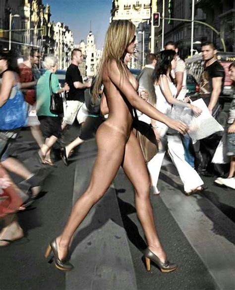 Fille brésilienne marche nu en public Photo Street Hot