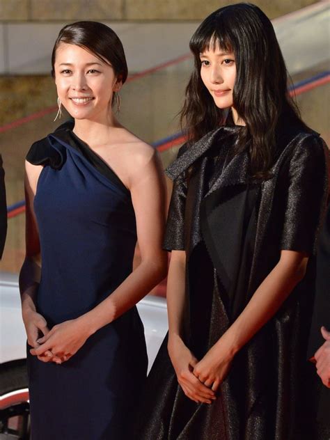 ＜tiff2015＞竹内結子、セクシーな肩出しドレス披露 橋本愛と美の競演 映画 ニュース ｜クランクイン！