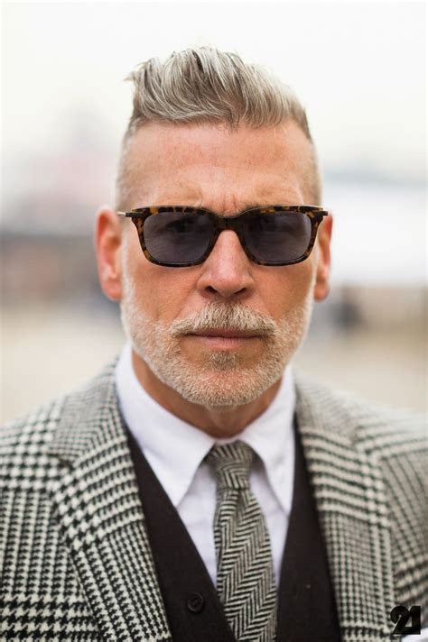 If you are over 50 years old and you're lucky enough to have a thick silver foliage, this the side line and the shade with the long sideburn give a fresh and tidy look to the fine and sparse hair. Dé 25 beste herenkapsels voor mannen met grijs haar | MAN MAN