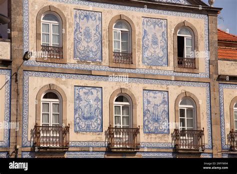 Aveiro's picturesque allure: Colorful canals, timeless azulejos, and
