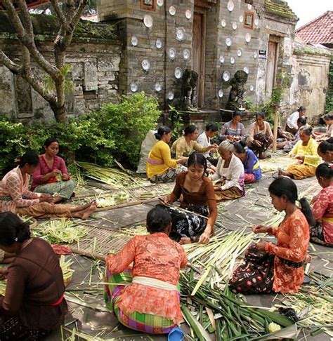 Ngayah Tradisi Gotong Royong Yang Di Lakukan Oleh Masyarakat Bali