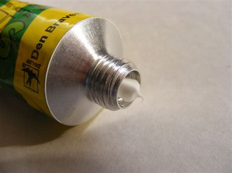 Un attimo di distrazione e il danno è fatto! Osservatorio sulla Casa | Come togliere il silicone dal ...