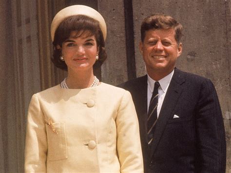 For decades, she defined what timeless american elegance could look like with her understated—but never boring. Jackie kennedy fashion style - Style Jeans