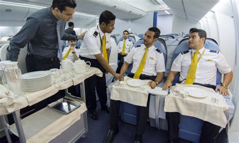 كيف تصبح مضيف طيران في السعودية ؟ خدمات السعودية
