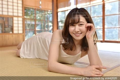 和室にてキャミソールでポーズをとる若く美しい女性の写真・画像素材 4123926 Snapmart（スナップマート）
