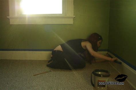 Pictures Of Liz Vicious Getting Bored While Painting Coed Cherry