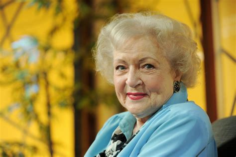 And not only has she been working for over 80 years, she continues to work to this day. Betty White recevra un prix Emmy spécial pour ses «rôles ...