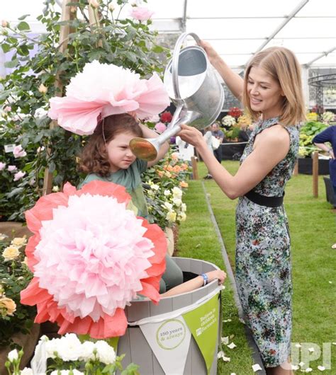 Photo Rosamund Pike At Chelsea Flower Show In London Lon20160523121