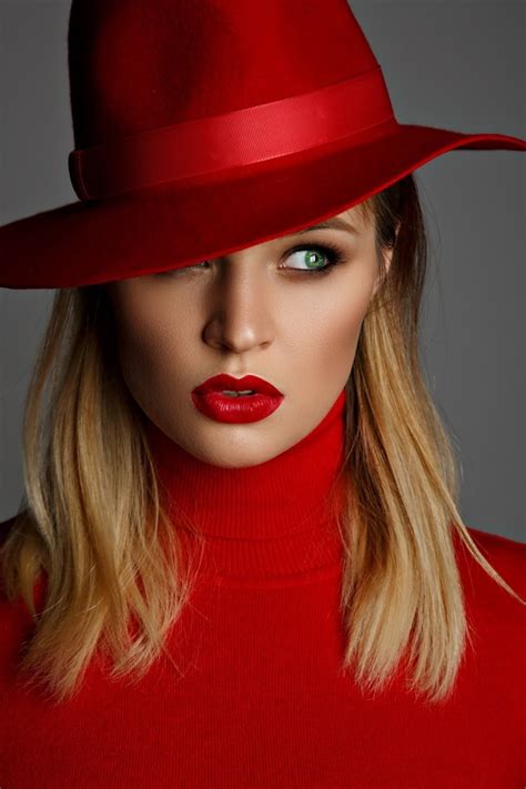 Zdjęcie Dziewczyna w czerwonym kapeluszu