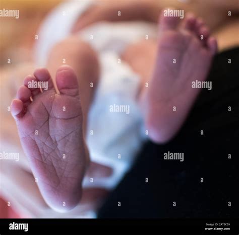 Pies De Bebé Recién Nacido Stock Photo Alamy