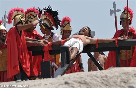 Filipinos Nailed To Crosses And Whipped In Good Friday Ritual Daily