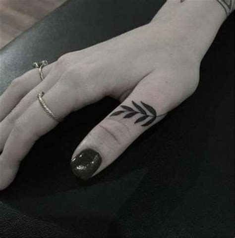 26 Elegant Finger Tattoo Ideas For Females In 2023