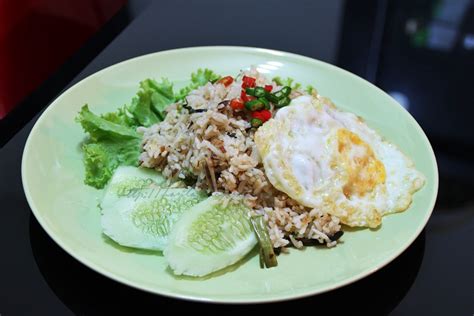 Heat oil in a large wok or skillet over high heat. resepi kehidupan...: RESEPI NASI GORENG KAMPUNG