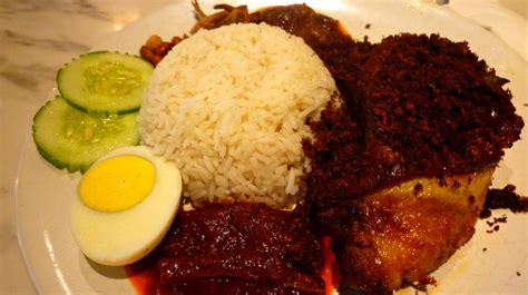 Was heading to a chain massage center in kota damansara to get a rub after a hectic week but alas my regular lady sa sa was attending to another customer. A good plate of Nasi Lemak, Ayam Berempah and Sambal ...
